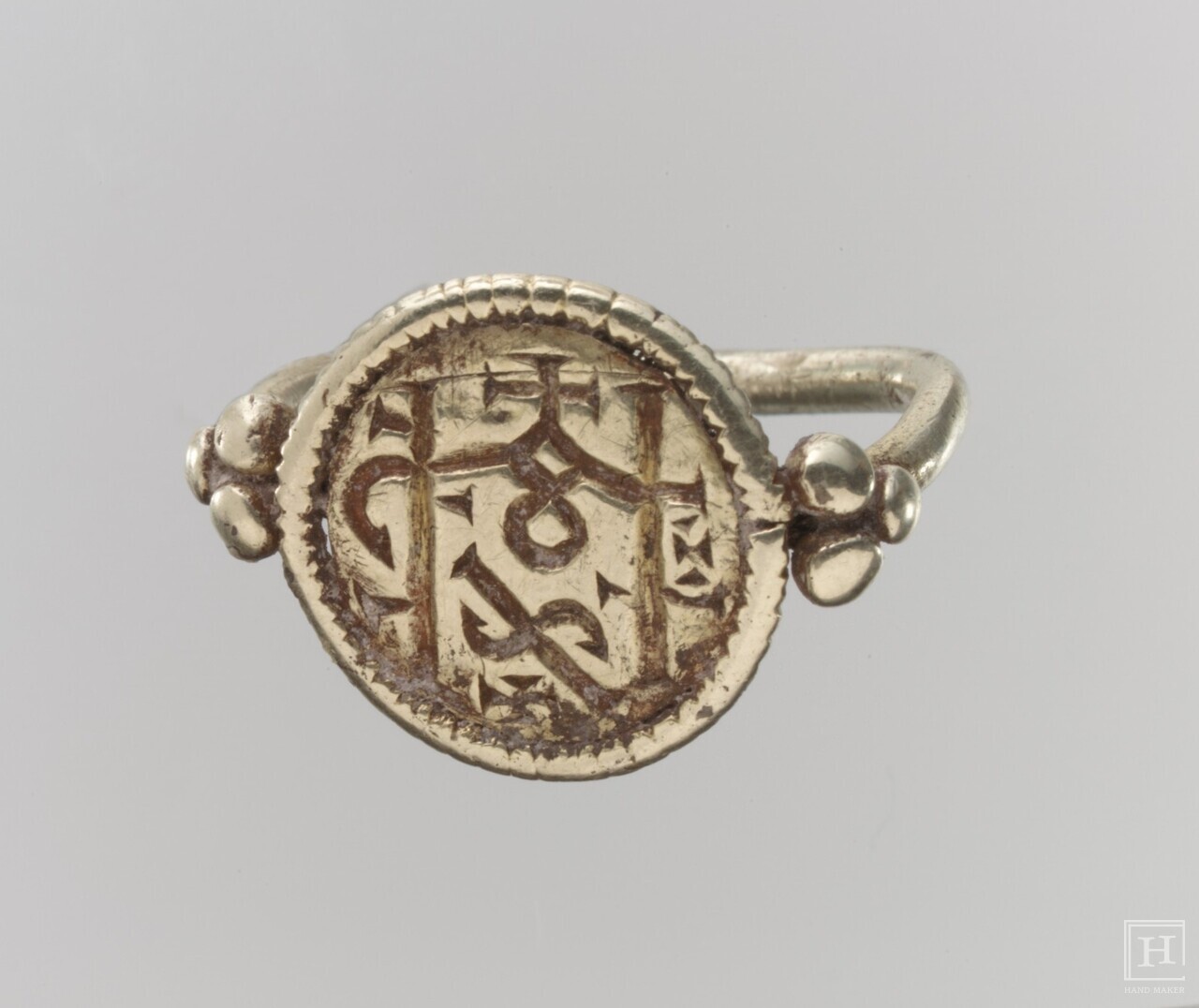 Electrum signet ring engraved with a monogram / Metropolitan Museum of Art