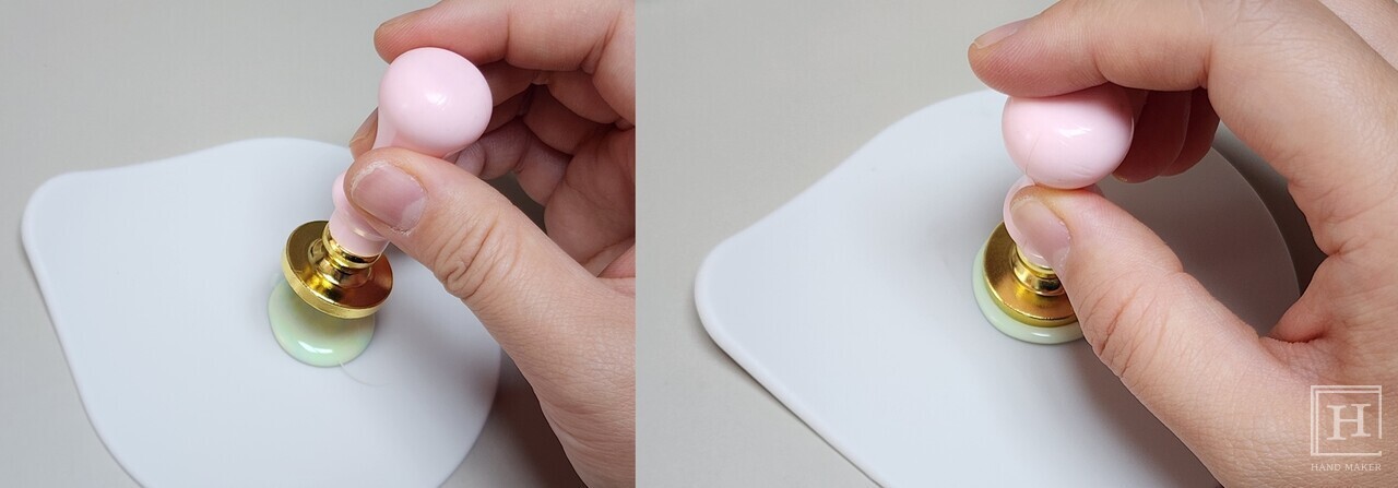 Press the stamp quickly on the melted wax / Reporter Eun-ji Jeon