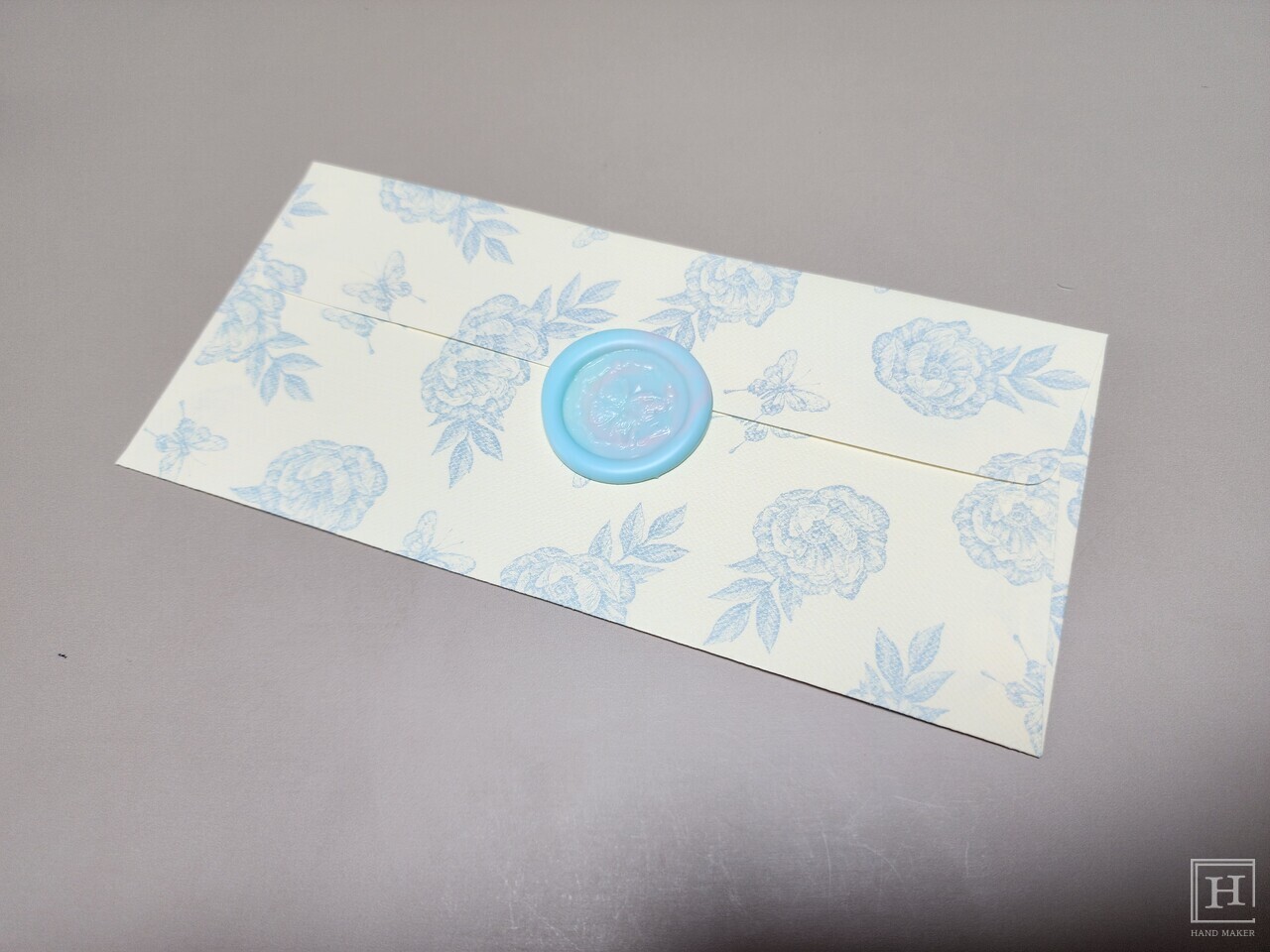 Also placed on an envelope / Reporter Eun-ji Jeon